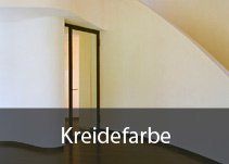 Ein leerer Raum mit einer Tür und den Worten Kreidefarbe unten darauf.