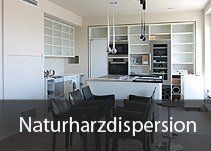 Eine Küche mit Esstisch und Stühlen und dem Schriftzug „Naturharzdispersion“ auf der Unterseite.