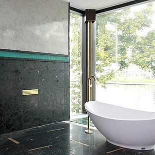 Ein Badezimmer mit Badewanne und großem Fenster