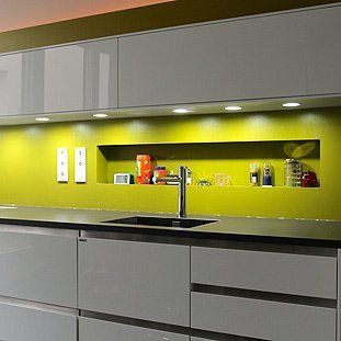 Eine Küche mit Spüle und gelber Wand