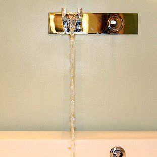 Eine Nahaufnahme eines Wasserhahns, aus dem Wasser kommt