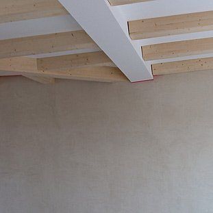 Eine Decke mit Holzbalken und einem weißen Balken.