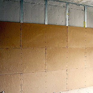 Eine Wand mit vielen Holzstücken darauf