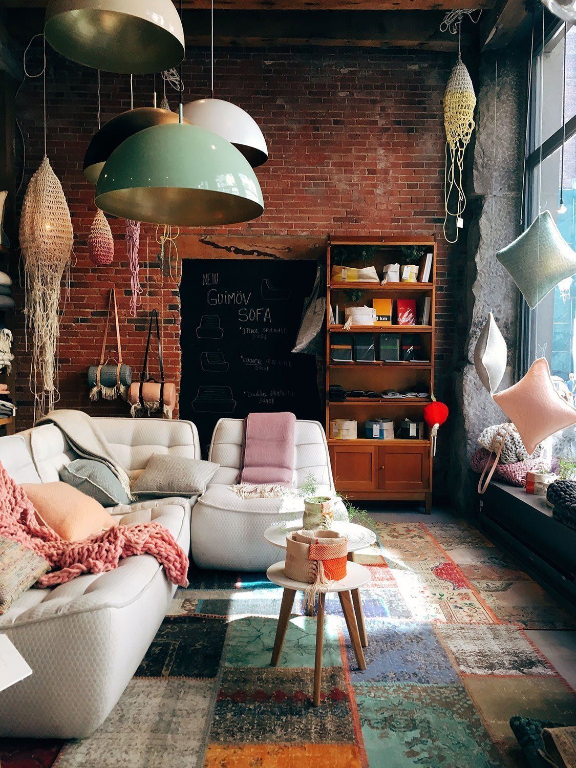 Ein Wohnzimmer voller Möbel und einer Ziegelwand.