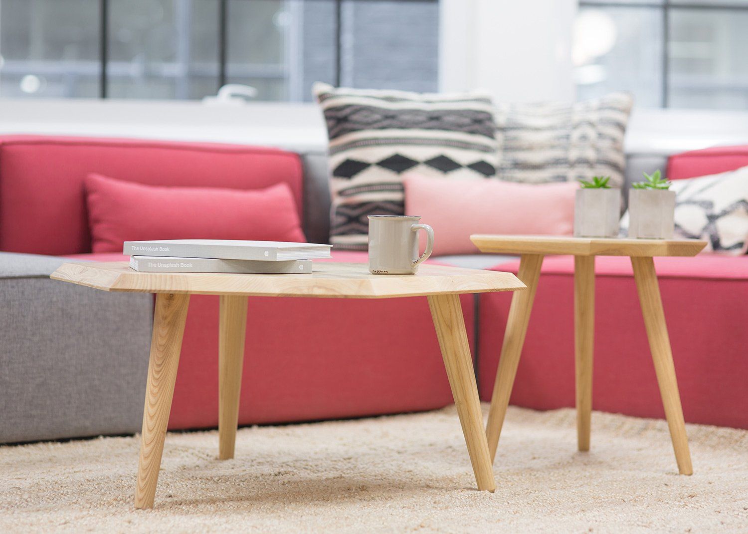 In einem Wohnzimmer stehen zwei Couchtische nebeneinander.