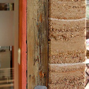 Eine Nahaufnahme einer Ziegelwand mit einem Holzrahmen.