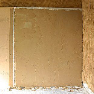 Ein großes Stück Pappe hängt an einer Wand in einem Raum.