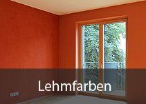 Ein leerer Raum mit roten Wänden und einem großen Fenster.