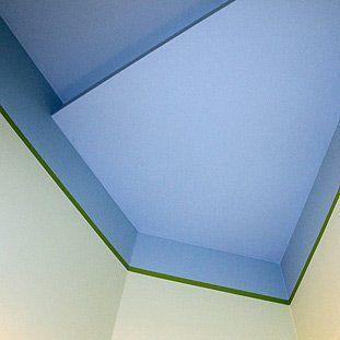 Eine blaue Decke mit einer grünen Verzierung an der Ecke