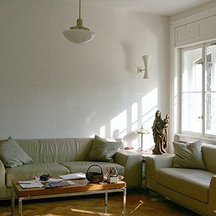 Ein Wohnzimmer mit einer Couch und zwei Sesseln
