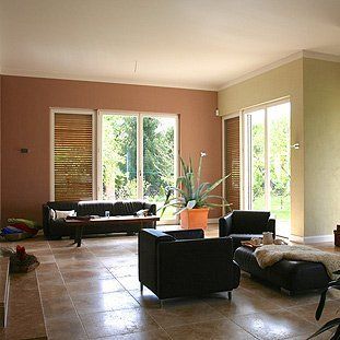 Ein Wohnzimmer mit Sofa, Stühlen und Tisch