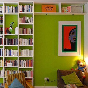 Eine grüne Wand mit einem Schild mit der Aufschrift „Manche mögen’s heiß“
