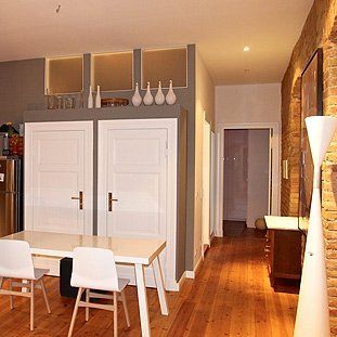 Ein Esszimmer mit einem Tisch und Stühlen