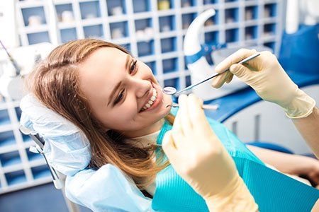 una ragazza durante una visita dentistica