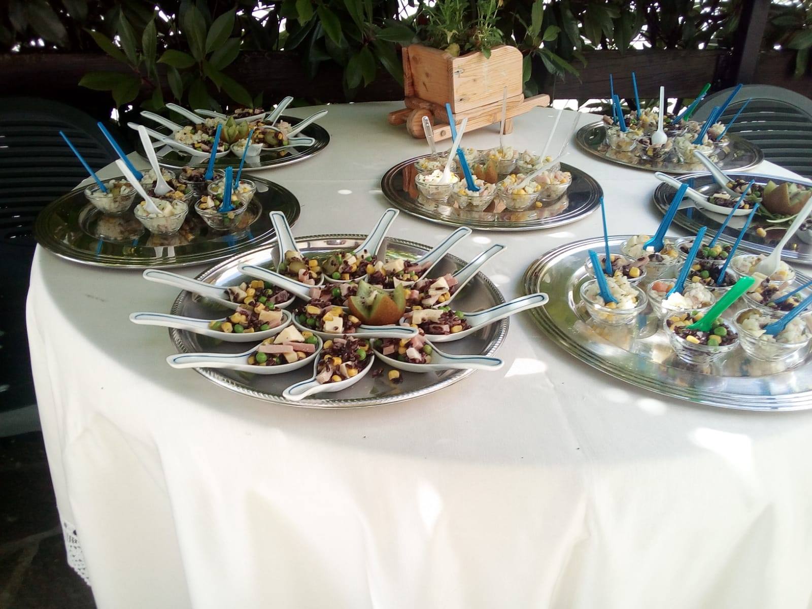 Un ricco buffet di antipasti