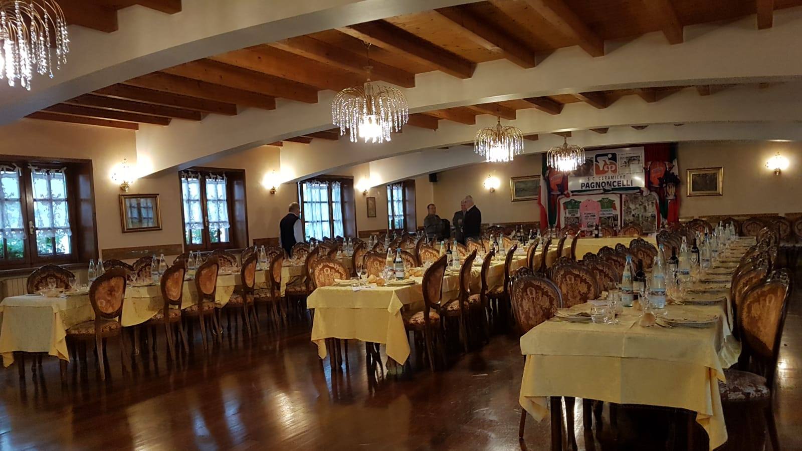 Ristorante con ampia sala per ricevimenti e banchetti