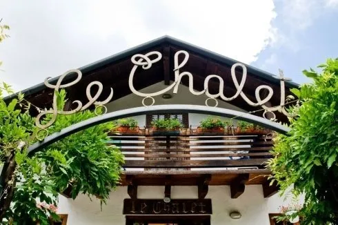 L'ingresso accogliente e curato del Ristorante Le Chalet