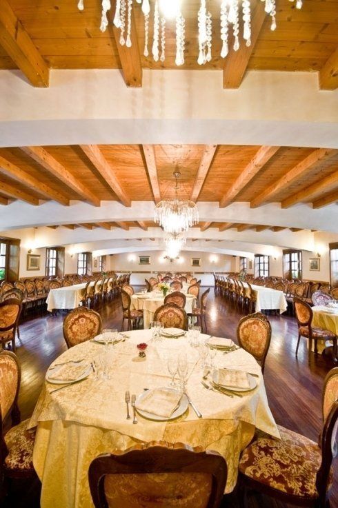 Sala in legno con tavoli