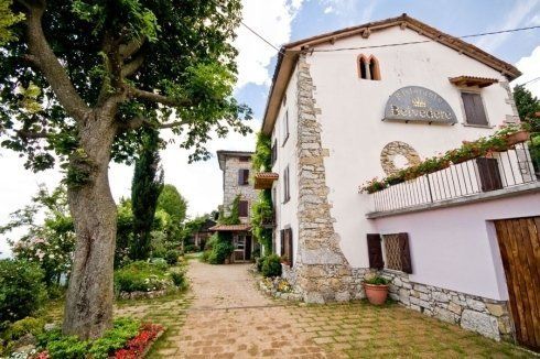Ingresso nel ristorante di campagna