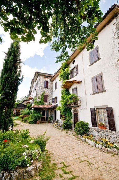 Esterno di un locale in campagna