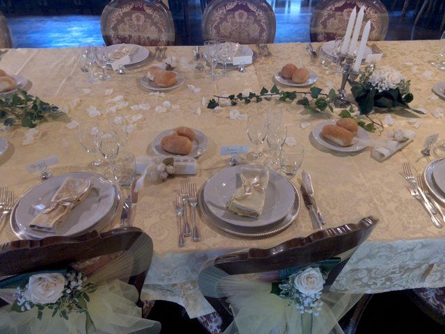 Tavolo apparecchiato in modo elegante per evento