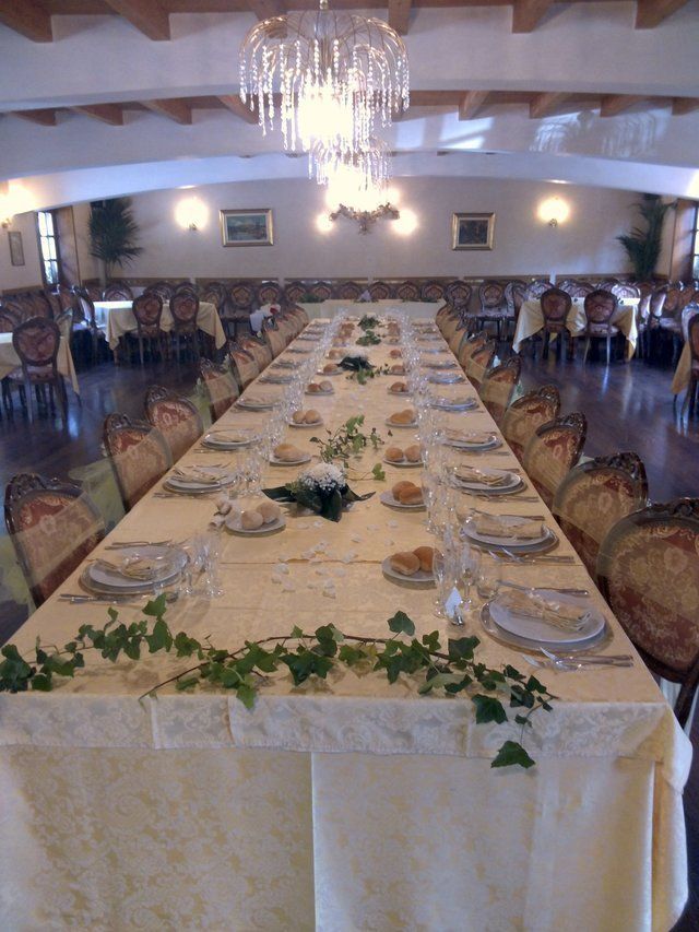 Tavolata apparecchiata per matrimonio