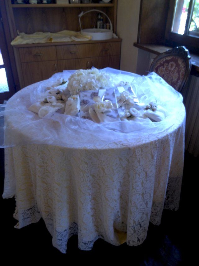 Tavolo rotondo con tovaglia bianca