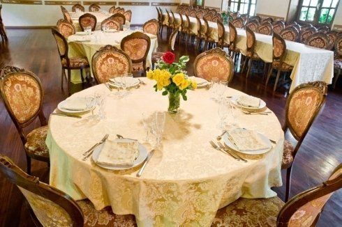 Sala con tavoli rotondi per cerimonie