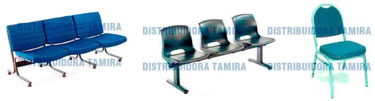 Tres tipos diferentes de sillas: un sofá azul de tres plazas, una silla de plástico de tres plazas