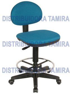 Silla de trabajo ajustable en color azul y negro con reposapiés.