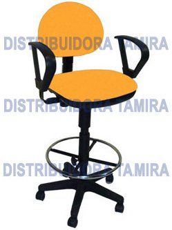 Silla de dibujo ajustable en color naranja y negro con reposapiés.