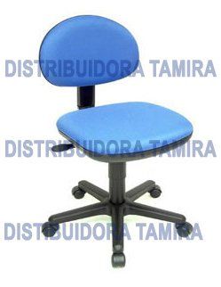 Silla de oficina azul y negra con respaldo y asiento redondos, sobre base con ruedas.