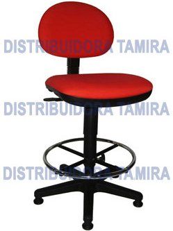 Silla de dibujo ajustable en color rojo y negro con reposapiés.