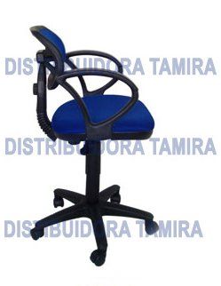 Silla de oficina azul y negra con ruedas y reposabrazos.