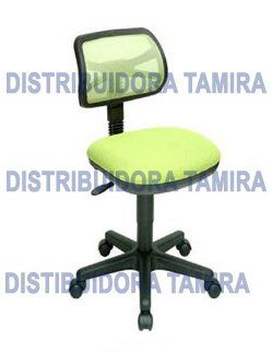 Silla de oficina verde y negra con respaldo de malla y base de cinco ruedas.