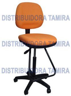 Silla de dibujo ajustable en color naranja y negro con reposapiés y ruedas.