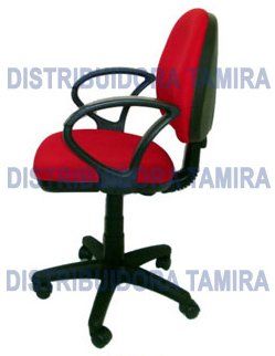 Silla de oficina roja y negra con reposabrazos, sobre base negra con ruedas.