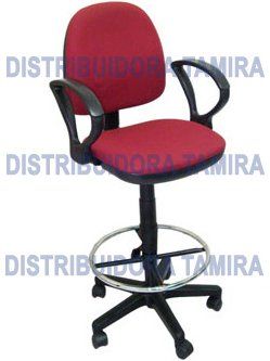 Silla de oficina ajustable en color rojo y negro con reposapiés y reposabrazos.