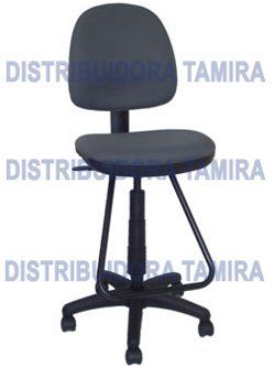 Silla de oficina regulable de color gris con respaldo y reposapiés.