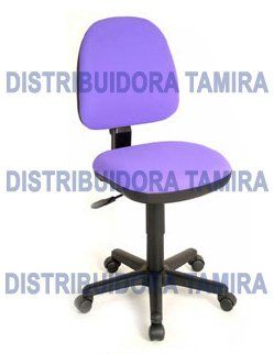 Silla de oficina de color morado con base y ruedas de color negro.