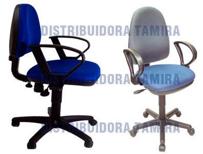 Dos sillas de oficina azules y negras, una al lado de la otra.