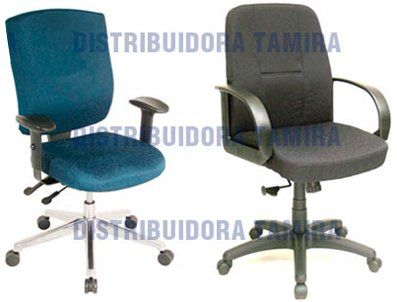 Dos sillas de oficina: una verde azulado y plateada, la otra negra y gris, ambas con apoyabrazos y bases rodantes.