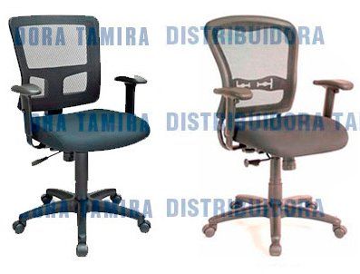 Dos sillas de oficina con respaldo de malla negra, brazos y bases ajustables.