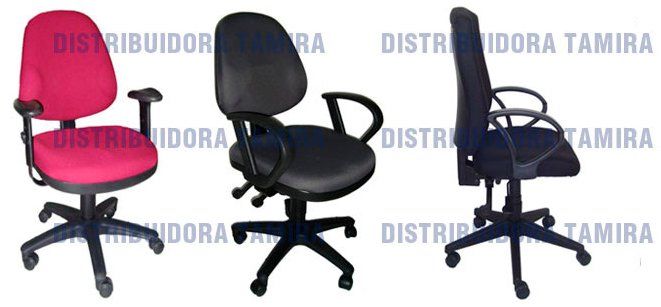 Tres sillas de oficina de diferentes colores: rosa, negro y azul marino.