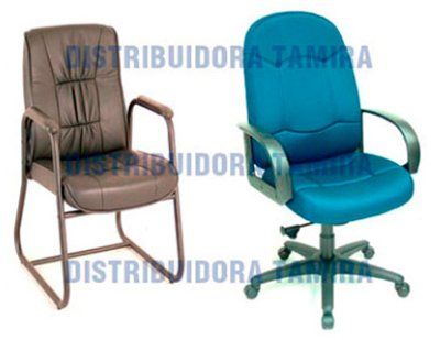 Dos sillas de oficina: una silla de visitas marrón a la izquierda y una silla giratoria azul a la derecha.