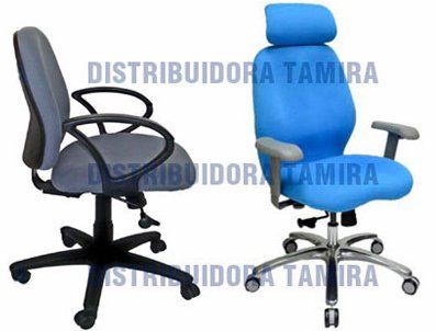 Dos sillas de oficina: gris y azul. La silla gris tiene brazos y base negros.
