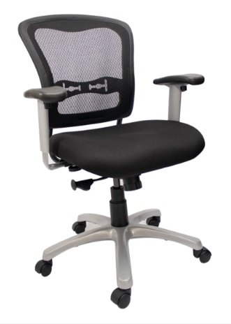 Silla de oficina ergonómica negra y plateada con respaldo de malla, brazos ajustables y base rodante.