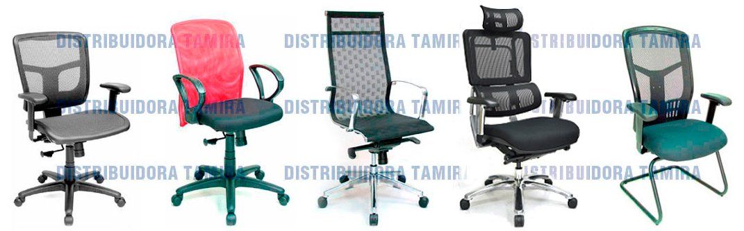 Cinco sillas de oficina con respaldo de malla y varios colores de bases y asientos.