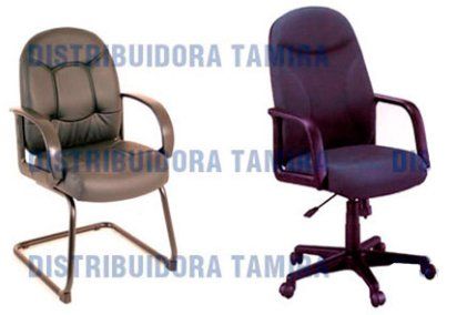 Dos sillas de oficina: una de cuero negro con base de trineo y otra de tela negra con base con ruedas.