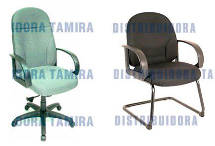 Dos sillas de oficina: una silla giratoria verde y una silla de visitas negra.
